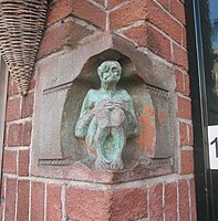 1 de los 3 monos que decoran la fachada del nº 123 Verdronkenoord en Alkmaar. 1913. 52°37′47.36″N 4°45′0.54″E﻿ / ﻿52.6298222, 4.7501500