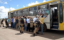 Police approach civil population in the brazilian Federal District. Abordagem prf1.jpg