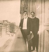 Le père de Marcel Proust, le docteur Adrien Proust, et le frère de Marcel Proust, Robert, sur le balcon du no 45 (vers 1900).