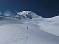 Na skialpech kdesi v hloubi pohoří İhtiyarşahap Dağları