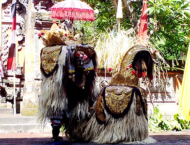 Barong Bali menggaruk seperti meng