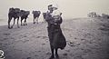 המשוררת אלישבע מטיילת על חוף תל אביב עם בתה הפעוטה, חורף 1926