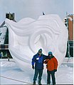 Le sculpteur mexicain Abel Ramírez Águilar posant devant une création, à Breckenridge