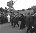 Staatsbesuch Markarios III., Staatspräsident von Zypern, bei der Besichtigung der Schliekerwerft, 1962 (Bundesarchiv)