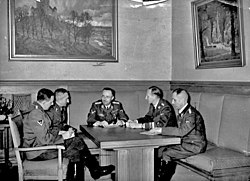 מימין לשמאל: מילר, היידריך, הימלר, נבה והובר בחקירת ניסיון ההתנקשות בהיטלר באולם הבירה ‏"Bürgerbräukeller".‏ 1939.
