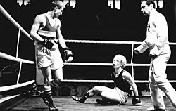 Янош Варади отправил в нокдаун Клауса-Дитера Кирхштайна (ГДР) на турнире «Хемипокал», 1980 год
