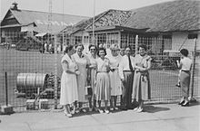 J. Vink-Duiven bersama putrinya Geesje dan rekan-rekannya di gerbang Bandar Udara Kemayoran kurun 1950-1959.