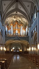 Blick durch das Hauptschiff auf Orgel von Aloys Mooser in Kathedrale FR