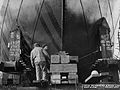 Dělníci britské loděnice John Readhead & Sons Ltd. na Štědrý den roku 1943 připravují ke spuštění na vodu nákladní loď Empire Curzon