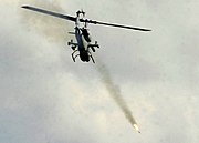 ロケット弾を発射するAH-1W攻撃ヘリコプター