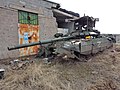 Kaujās pie Mariupoles iznīcinātais Krievijas tanks T-72B3 ar "Z" zīmi