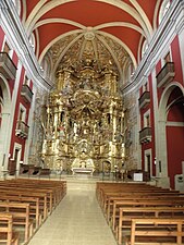 Vista interior con el retablo al fondo.