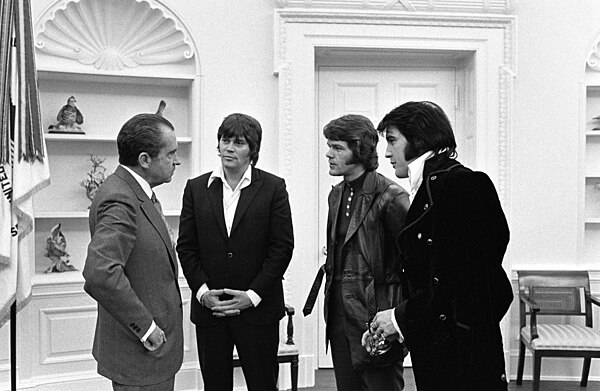 Elvis Presley, Delbert "Sonny" West en Jerry Schilling ontmoet die Amerikaanse president Richard Nixon op 21 Desember 1970.