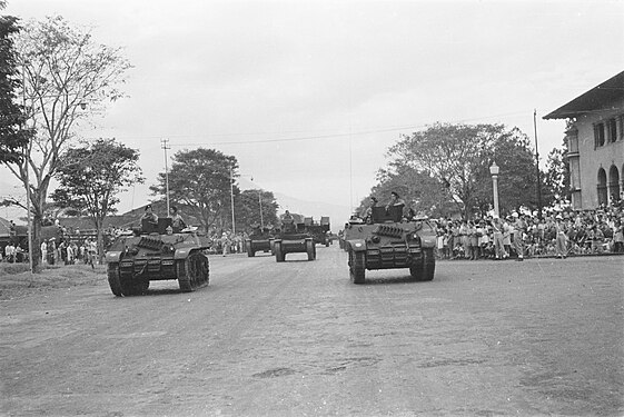 Эскадрон боевых машин KNIL (Eskadron Vechtwagens KNIL) на параде в Бадунге; в центре — два CLTS-4 (1947)