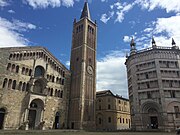 Duomo di Parma, typisch lombardisch die Zwerggalerien unter der Giebelschräge