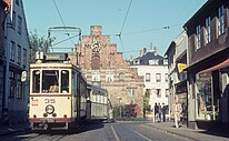 Vänster: Motorvagn med släpvagn vid Nordertor / Norderstraße, 1972. Höger: Stallade vagnar i vagnhall, 1972.