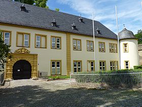 Front und Rundturm von Schloss Gaibach