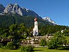 Kirche von Grainau mit dem Bergmassiv der Zugspitze im Hintergrund