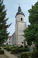 Kirche (mit Ausstattung), Kirchhof mit Einfriedung und Grabmalen sowie Denkmal für die Gefallenen des Ersten Weltkrieges und Gedenktafel an der Kirchenaußenwand für die Gefallenen des Deutsch-Französischen Krieges 1870/1871