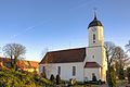 Kirche mit Ausstattung, Kirchhof, drei Grabmale, eine Grabanlage, Denkmal für die Gefallenen des Ersten und Zweiten Weltkrieges sowie Einfriedungsmauer