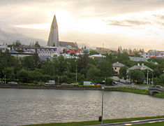 Hallgrímskirkja visto a través de Tjörnin