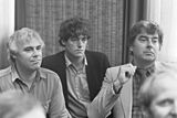Henk van Hoorn, Jan van Loenen en Joop van Zijl tijdens een kort geding in 1983 tegen het VARA-bestuur, dat had besloten de uitzendingen van Achter het Nieuws op te schorten omdat de redactie zich verzette tegen de benoeming van Jan Nagel als tijdelijke nieuwe eindredacteur.