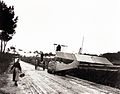 Base d'hydravions de l'Île-Tudy : remorquage d'un hydravion (musée départemental breton, fonds Jacques de Thézac).