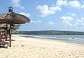 Pantai, menghadap selatan