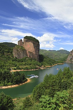 軍潭ダム湖と亀寿峰