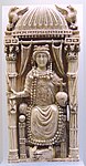 拜占庭皇后的雙摺畫，材質：象牙和黃金，約6世紀，高26.5 cm（10.4英寸）; （奧地利維也納藝術史博物館）[150]
