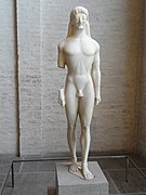 Kouros du cimetière de Ténéa, v. 550. Marbre de Paros, mais atelier local[91] H. 1,53 m. Trouvé ≃ Corinthe. Glyptothèque de Munich