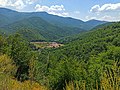 Pogled sa vidikovca na putu ka Manastiru. Iznad Manastira izdiže se planina Kozjak.