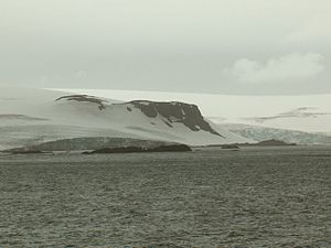 Blick von der South Bay in die Mateev Cove mit dem Aldan Rock (Vordergrund) und dem Krakra Bluff (Hintergrund)