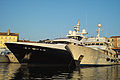 Deux yachts de luxe à moteur, dans le port de Saint-Tropez.
