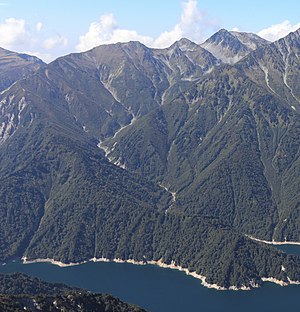 東側の針ノ木岳からの望む黒部湖越しの立山連峰、左から獅子岳、鬼岳、龍王岳（2019年9月27日撮影）