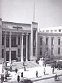 La Banque nationale de l'Iran, en 1946, avec le symbole du faravahar sur le dessus.