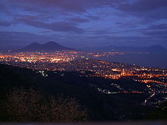 從山頂的嘉瑪道理會隱修院觀看那不勒斯夜景