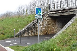 Passage de la voie verte sous une voie ferrée.