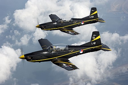 Deux PC-7 néerlandais volant en formation en 2006.