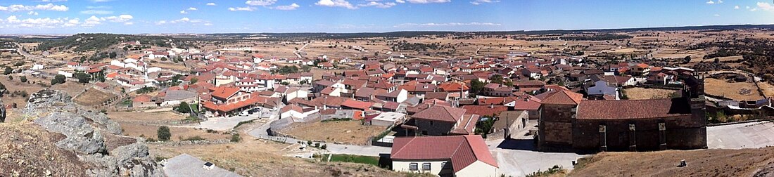 Panoramo de Peñausende el la rigardejo «El Castillo» (909 m).