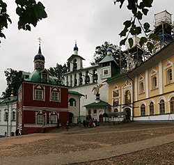 Zákristie a zvonice v Pskovsko-pečorském klášteře