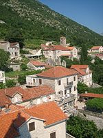 Hogergelegen deel van Perast vanuit de Sint-Niklaaskerk