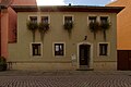 Wohnhaus in halboffener Bebauung, mit Wasserstelle im Hof