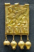 Plaque en or représentant un sphinx et des têtes féminines. Seconde moitié du VIe siècle av. J.-C. British Museum.