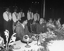 Pakubuwono XII receiving a visit from President Sukarno and Vice President Mohammad Hatta in 1946. Mangkunegara VIII can be seen staring apathetically behind. President Sukarno, Paku Buwono XII, and Prince Mangkunegoro having dinner TimeLife image 651020.jpg