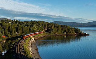Een trein op de Nordland lijn, een paar minuten voor aankomst in Mo I Rana. Augustus 2020.