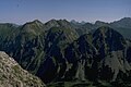 Schänzlekopf (rechter Gipfel im Bergzug im Vordergrund) von den Sattelköpfen. Links davon die Schänzlespitze. Darüber der Kastenkopf, links davon der Lahnerkopf.