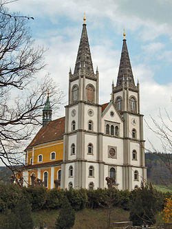 Pohled na průčelí a severní stěnu