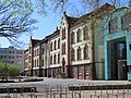 Blick von der Rammelsbergstraße auf die Rückseite des Schulgebäudes in der Schulstraße 2