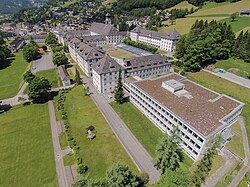 Die Stiftsschule Engelberg mit Kloster und Klosterkirche im Hintergrund